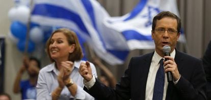 Isaac Herzog y Tzipi Livni. el martes en un acto de campa&ntilde;a en Beersheba. 
