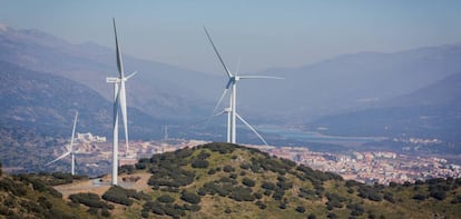 Molinos de viento en la Sierra del Merengue, en Plasencia.