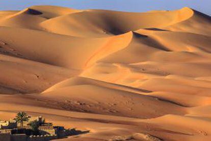 Dunas y oasis en el desierto de Rub al Khali, el más grande del mundo, en la Península Arábiga.