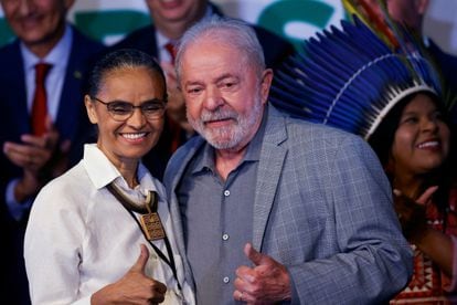 El presidente electo de Brasil, Lula da Silva, junto a Marina Silva, futura ministra de Medio Ambiente, en Brasilia, este jueves.
