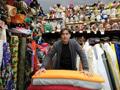 Josep María Casas en su comercio El Barato de Reus (Tarragona).