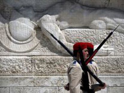 Soldados de la guardia presidencial hacen guardia frente al parlamento griego en Atenas