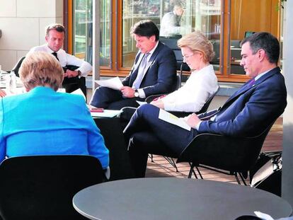 El presidente español, Pedro Sánchez, con la canciller alemana, Angela Merkel, el presidente francés, Emmanuel Macron, el primer ministro italiano, Giuseppe Conte, y los jefes de la Comisión y el Consejo, entre otros.