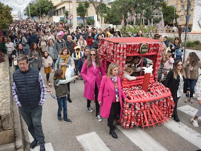 Arrastre de latas en la víspera de los Reyes Magos en Algeciras, tradición que data desde principios del siglo XX y que cada año reúne a más personas. Parten de la Plaza de Andalucía hasta llegar al Llano Amarillo, donde esperan a los Reyes.