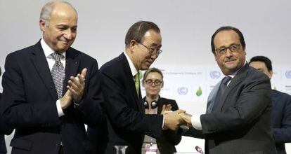 El ministre d'Exteriors francès, Laurent Fabius; el secretari general de l'ONU, Ban Ki-moon, i el president de França, François Hollande.
