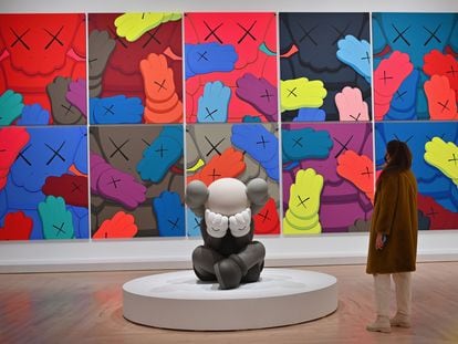 Obras de arte del artista y diseñador estadounidense KAWS (Brian Donnelly), de la exposición 'KAWS: WHAT PARTY' en el Museo de Brooklyn.