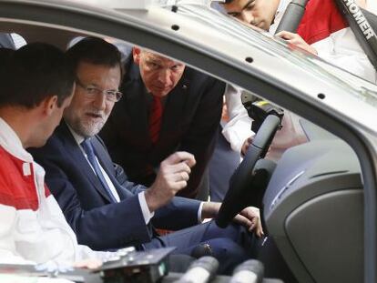 El presidente del Gobierno, Mariano Rajoy, junto al presidente de SEAT, J&uuml;rgen Stackmann.