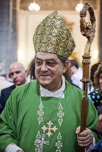 El cardenal Crescenzio Sepe, investigado por presunta 
corrupción, a su salida de una iglesia napolitana
 el 20 de junio de 2010.