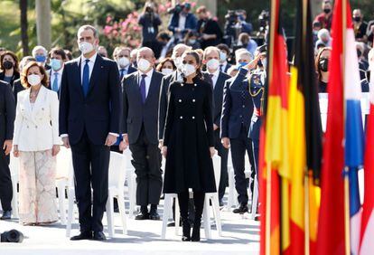 El rey Felipe VI, la reina Letizia y el presidente del Gobierno, Pedro Sánchez, asistieron este jueves al acto de Estado de reconocimiento y memoria a todas las víctimas del terrorismo, cuando se cumplen 17 años del atentado del 11M. 