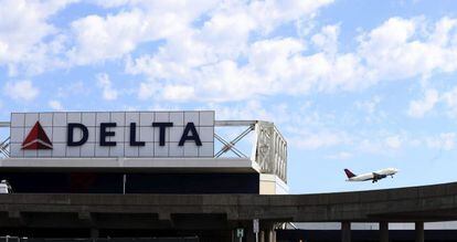 Un vuelo de la aerol&iacute;nea estadounidense Delta despega despu&eacute;s de una interrupci&oacute;n en su sistema inform&aacute;tico en el Aeropuerto LaGuardia de Nueva York, Queens, EE.UU., hoy 8 de Agosto de 2016.