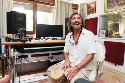 Antonio Carmona, en el estudio de grabación de su casa de Zahora (Cádiz).
