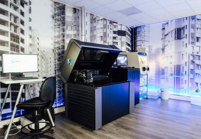 Impresora 3D en el taller de Estudios Durero, en Zamudio (Bilbao). Esta máquina funciona con la técnica Polyjet, que deposita sobre una bandeja material plástico que se solidifica mediante luz ultravioleta. Permite imprimir con varios colores a la vez.