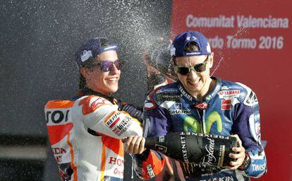 Lorenzo y Márquez celebran en el podio la primera y segunda posición.