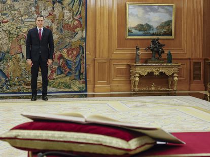 Pedro Sánchez, tras prometer su cargo de presidente del Gobierno ante el rey Felipe VI, este viernes.
