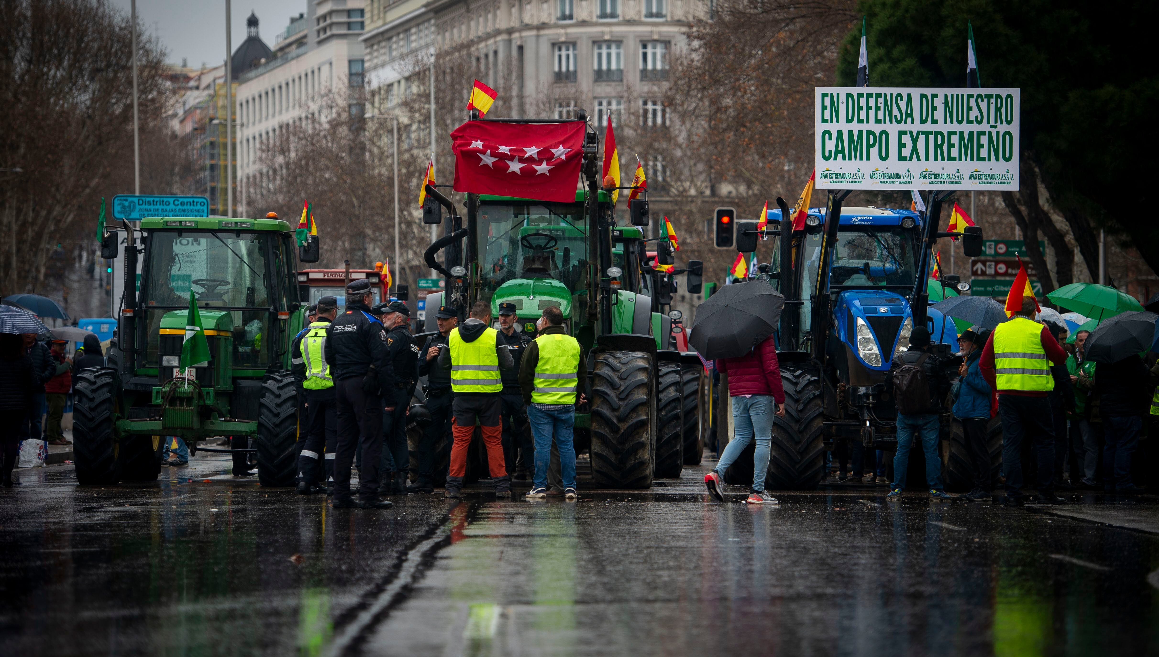 Agricultores y ganaderos conversan con agentes de policía durante la protesta frente al ministerio, este jueves en Madrid.