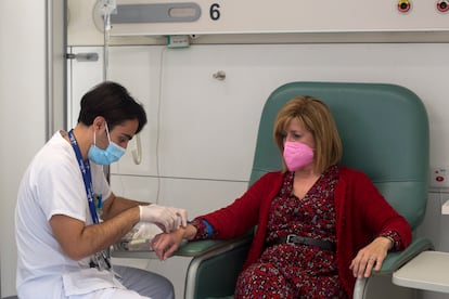 Un enfermero pone una vía a María Belén Villalonga, paciente con cáncer de páncreas, para administrarle quimioterapia en el Hospital Vall d'Hebron de Barcelona.