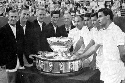 De derecha a izquierda, Joan Gisbert, Juan Manuel Couder (tapado), Josep Lluís Arilla, Manolo Santana y Jaume Bartrolí, el capitán español, en la final de 1965.