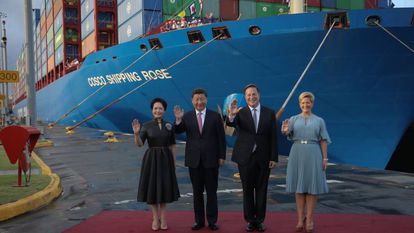 Xi Jinping y la primera dama china, Peng Liyuan, con el presidente panameño, Juan Carlos Varela, y su esposa, Lorena Castillo, en diciembre pasado, en el Canal.