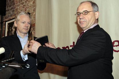 Julian Assange y Rudolf Elmer, durante la entrega en Londres de los datos con las cuentas bancarias.