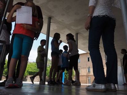 Salida de los alumnos del colegio Cor de Maria de Olot (Girona) donde tabien estudia el niño afectado de difteria.