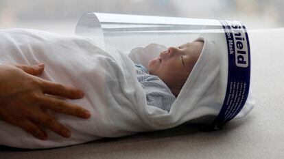 Un recién nacido con pantalla protectora.