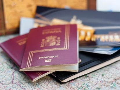 Dos pasaportes españoles en una fotografía de archivo.