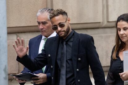 La Audiencia de Barcelona ha absuelto al exjugador del Barcelona y a los expresidentes de la entidad azulgrana, Sandro Rosell y Josep Maria Bartomeu, de los delitos de corrupción entre particulares y estafa en el fichaje del futbolista