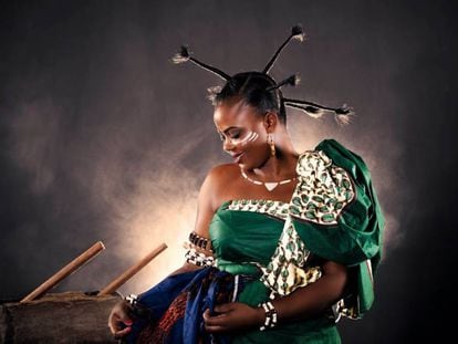 Iyenga, congoleña, es una de las artistas que participan en el  Salón de la Escale Bantoo.