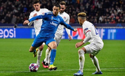 Cristiano dispara entre tres jugadores del Lyon.