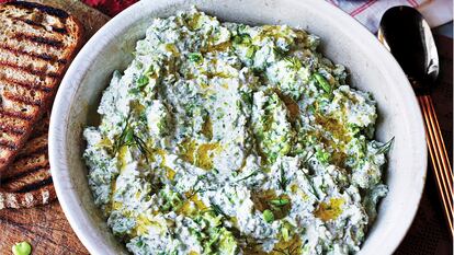 Exuberancia vegetariana. recetas de la chef británico-iraní Sabrina Ghayour. En la imagen, Salsa para untar de habas y ricotta.