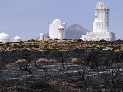 El observatorio del Teide, perteneciente al Instituto de Astrofísica de Canarias, el jueves tras el paso del incendio forestal que afecta a la isla de Tenerife.