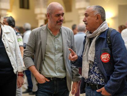 Los secretarios generales de CCOO, Unai Sordo (i), y de UGT, Pepe Álvarez.