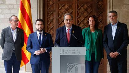Desde la izquierda: el alcalde de Lleida, Miquel Pueyo; el vicepresidente catalán, Pere Aragonès; el 'president' Quim Torra; la alcaldesa de Girona, Marta Madrenas, y el de Tarragona, Pau Ricomà, el sábado en la Generalitat. En vídeo, el independentismo institucional, en la encrucijada del relato.