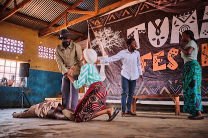La compañía de teatro Rise Arts durante una actuación en el Rincón del Teatro del festival Tumaini. Esta compañía, formada en 2014 por un grupo de estudiantes de Lilongüe, representa obras de teatro para sensibilizar acerca de temas como el VIH, las violaciones o el abandono familiar. Está formado por 15 actores y llevan ya cinco años acudiendo al festival.
