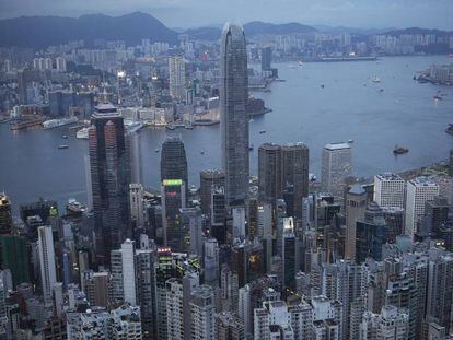 Vista a&eacute;rea de los rascacielos del puerto de Victoria en Hong Kong (China). 