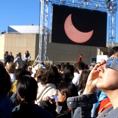 Público observando el eclipse solar anular del 3 de octubre de 2005 junto al Planetario de Madrid.