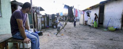 Habitantes del poblado chabolista.