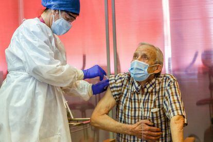 Nicanor, de 72 años, el primer hombre en vacunarse en la Comunidad de Madrid, el domingo pasado, en el primer día de vacunación contra la covid-19 en España, en la residencia pública de mayores de Vallecas.