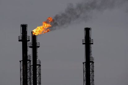 Chimeneas en la refinería de gas y petróleo de Brazi, en Rumanía.