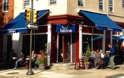 Terraza del caf&eacute; Lut&eacute;cia, en el centro de Filadelfia (Estados Unidos).