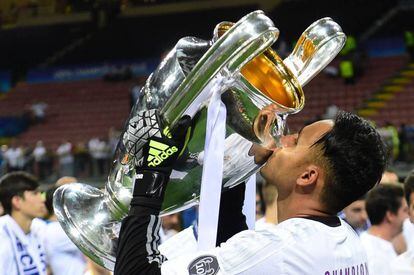 Keylor Navas besa el trofeo de la Champions League.
