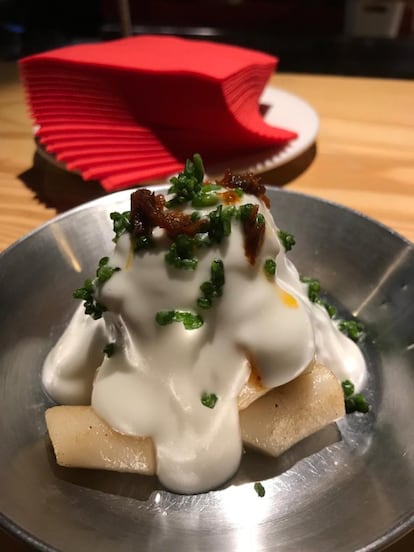 Uno de los platos para recordar en la memoria es el pilpil euskoreano (8,20 euros), que se traduce en ñoqui de arroz, calamar crudo con kimchi coreano y pilpil de gelatina de rape. El repertorio va de los nigiris de gamba al ajillo (3,10 euros) o de ibérico (3 euros), al cóctel de gambas (8 euros), al bao de cochinita pibil (3,80 euros), al temaki de atún (7,20 euros) o a la tarta al whisky (3,50 euros). Nakeima: Meléndez Valdés, 54. Madrid.
