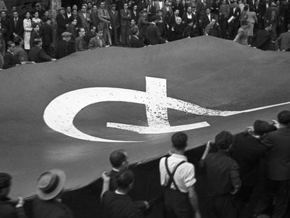 Un grupo de manifestantes porta una bandera comunista, en una marcha en Barcelona en octubre de 1936. 