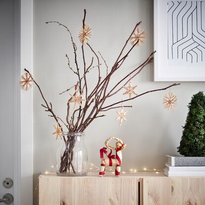 Una selección de adornos navideños disponibles en Ikea con los que decorar cualquier rincón del hogar esta Navidad.