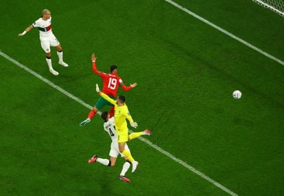 Soccer Football - FIFA World Cup Qatar 2022 - Quarter Final - Morocco v Portugal - Al Thumama Stadium, Doha, Qatar - December 10, 2022 Morocco's Youssef En-Nesyri scores their first goal REUTERS/Fabrizio Bensch