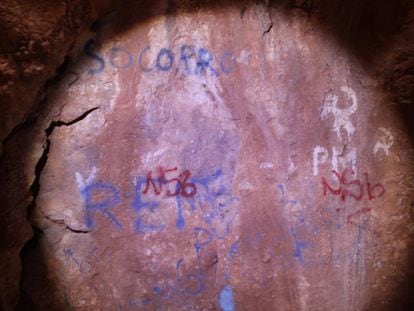 Foto sobre los da&ntilde;os en las pinturas rupestres de la Cueva de la Victoria, remitida por el Ayuntamiento.