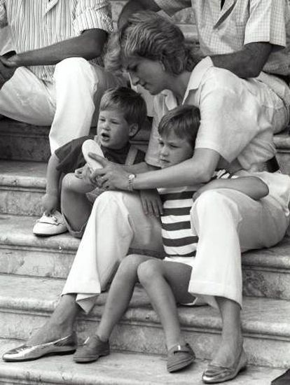 Diana de Gales junto a sus hijos, Enrique y Guillermo de Inglaterra, en agosto de 1988, en el palacio de Marivent (Mallorca).