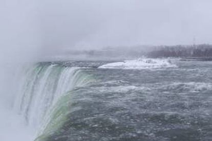 Vista general de las Cataratas del Niágara, parcialmente congeladas durante el vórtice polar que azota Canadá, hoy en Ontario (Canadá).