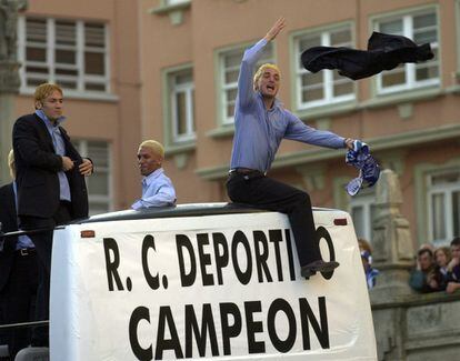 Lionel Scaloni, en A Coruña, lanza su chaqueta a los miles de aficionados del Deportivo para celebrar el título de Campeón de Liga en 2000.