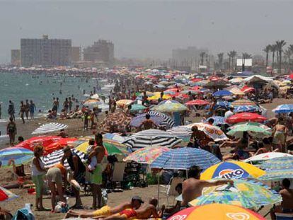 Aspecto que presentaba a mediodía de ayer la playa de la Misericordia de Málaga.